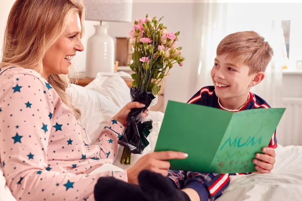 Fils Aimant Surprenant Mère Lit Avec Fleurs Carte Fait Maison — Photo