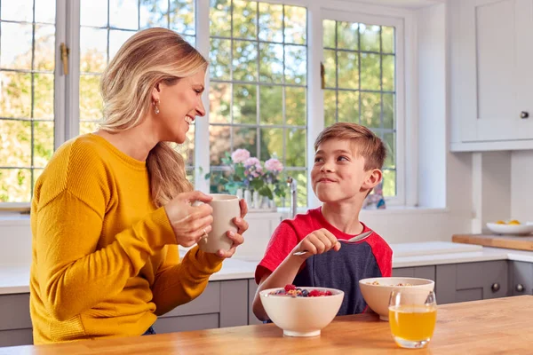 Moeder Zoon Thuis Ontbijten Cereal Kitchen Counter Together — Stockfoto