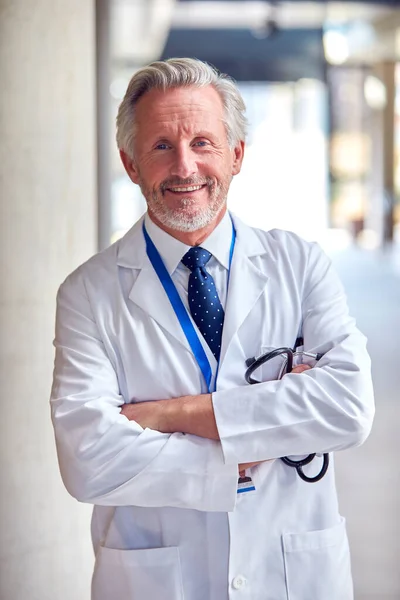 Portrait Docteur Mature Souriant Portant Manteau Blanc Debout Intérieur Bâtiment — Photo