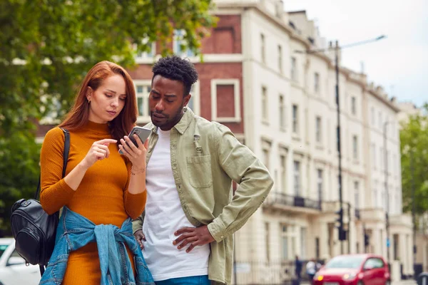 Junges Paar Reist Gemeinsam Durch Die Stadt Und Folgt Wegbeschreibung — Stockfoto