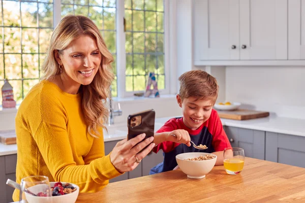 Hijo Casa Comiendo Cereales Desayuno Mostrador Cocina Como Madre Mira —  Fotos de Stock