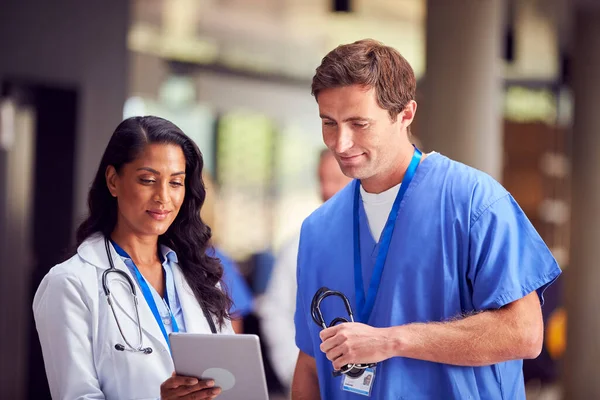 Twee Medische Medewerkers Witte Jassen Scrubs Met Digitale Tablet Hebben — Stockfoto