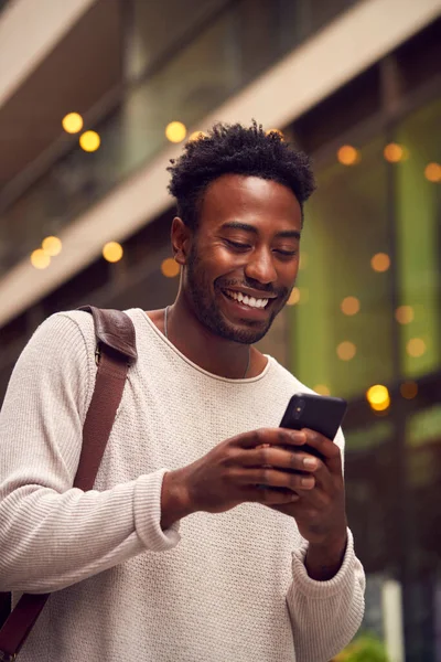 Vlogger Maschile Influenzatore Sociale Città Utilizzando Telefono Cellulare Strada Pubblicare — Foto Stock