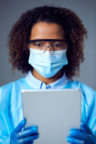 Studio Ritratto Operaia Laboratorio Femminile Ppe Con Maschera Facciale Occhiali — Foto Stock