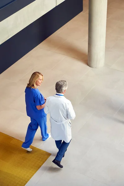 Colpo Testa Medici Maschili Femminili Camici Bianchi Strofinacci Che Camminano — Foto Stock