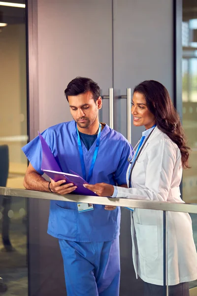 Personal Médico Con Bata Blanca Exfoliantes Discutiendo Notas Del Paciente — Foto de Stock