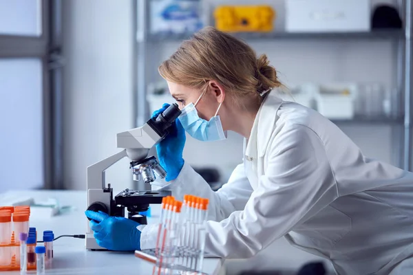 Trabajadora Laboratorio Que Usa Ppe Gafas Seguridad Mirando Diapositiva Bajo — Foto de Stock