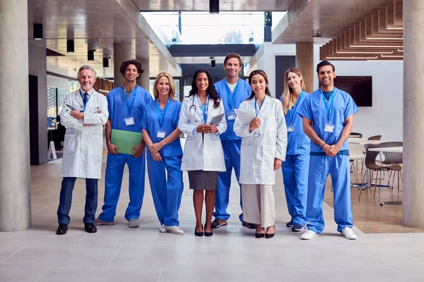 病院棟内に制服を着た多文化医療チームの肖像 — ストック写真