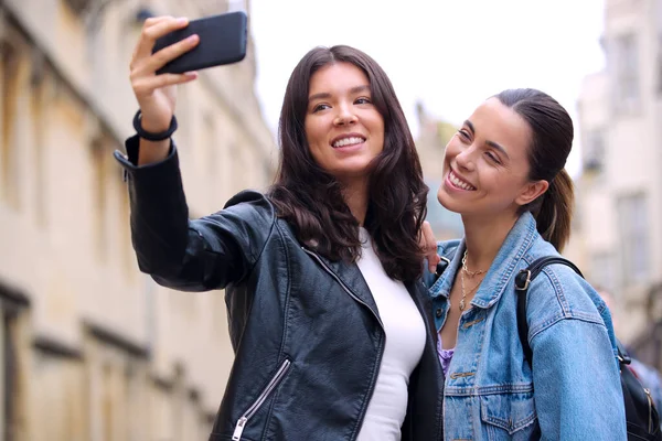 Glad Samma Kön Kvinnliga Par Sightseeing Som Pose För Selfie — Stockfoto