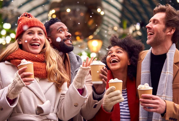 Group Friends Drinking Hot Chocolate Marshmallows Snow Outdoor Christmas Market — Stock Photo, Image