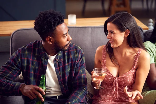 Casal Jovem Sentado Sofá Casa Conversando Desfrutando Bebidas Juntos — Fotografia de Stock