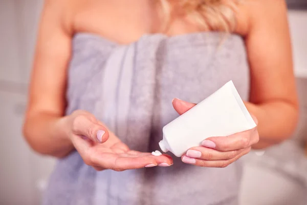 Close Van Vrouw Zetten Moisturizer Van Buis Badkamer Thuis Het — Stockfoto