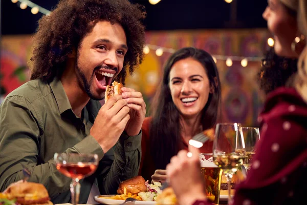 Grupo Multi Cultural Amigos Aproveitando Noite Comendo Refeição Bebendo Restaurante — Fotografia de Stock