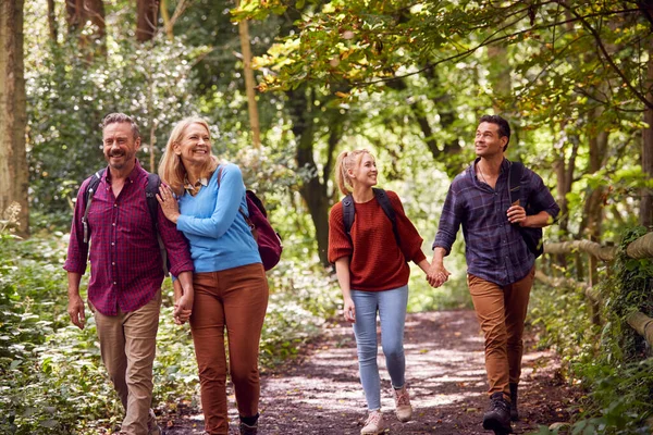 Volwassen Volwassen Echtparen Het Platteland Wandelen Langs Het Pad Door — Stockfoto