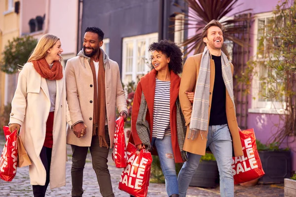 Multikulturelles Paar Mit Freunden Verkauft Einkaufstüten Der Stadt Herbst Oder — Stockfoto