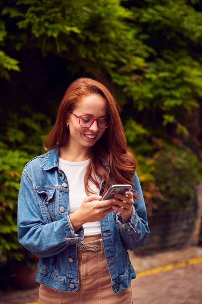 Sosyal Medyaya Göndermek Için Sokakta Cep Telefonu Kullanan Kadın Ziyaretçi — Stok fotoğraf