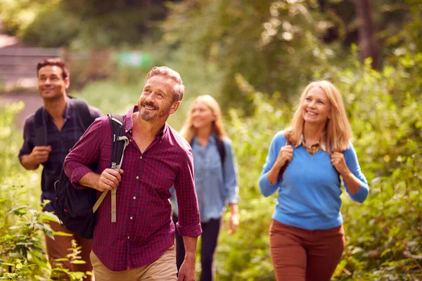 Ältere Und Mittlere Erwachsene Paare Auf Dem Land Wandern Gemeinsam — Stockfoto