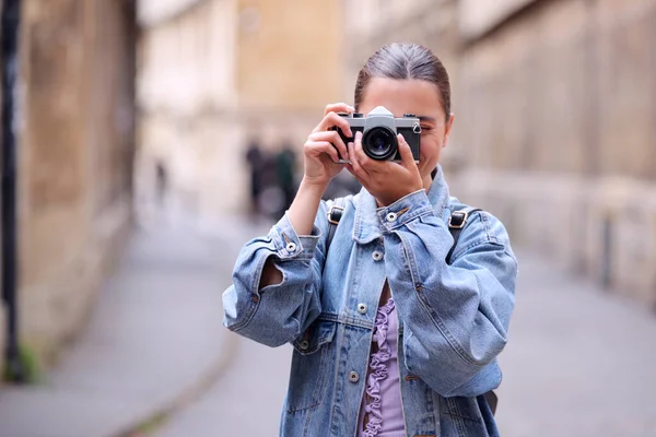 Mujer Joven Calle Ciudad Tomando Fotos Hacia Cámara Cámara Digital — Foto de Stock