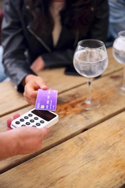 屋外バーでカードを使用して非接触決済を行う女性のクローズアップ — ストック写真