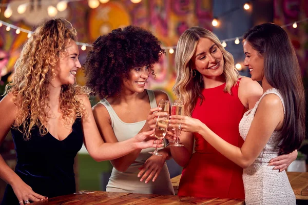 Gruppo Multiculturale Amiche Che Godono Serata Fuori Bere Nel Bar — Foto Stock