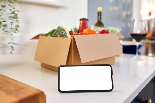 网上膳食礼品盒的空白电话机已派递回家 — 图库照片