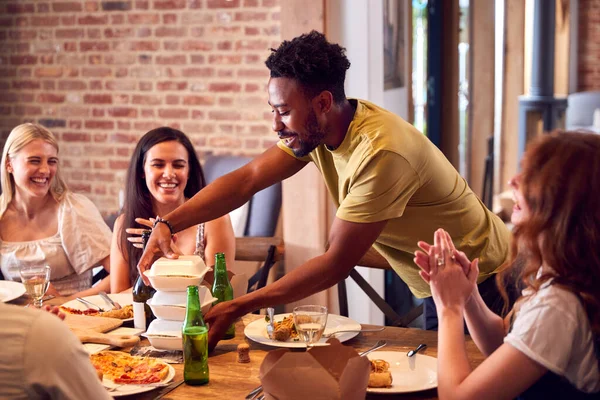 Grupo Multicultural Amigos Disfrutando Cerveza Comida Para Llevar Casa Juntos — Foto de Stock