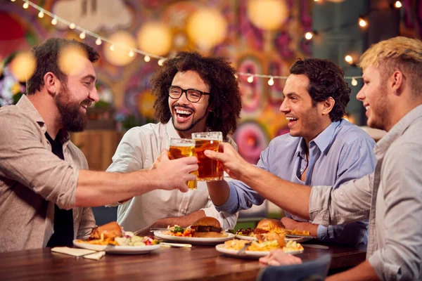 Gruppo Multiculturale Amici Maschi Che Godono Notte Fuori Mangiando Pasto — Foto Stock