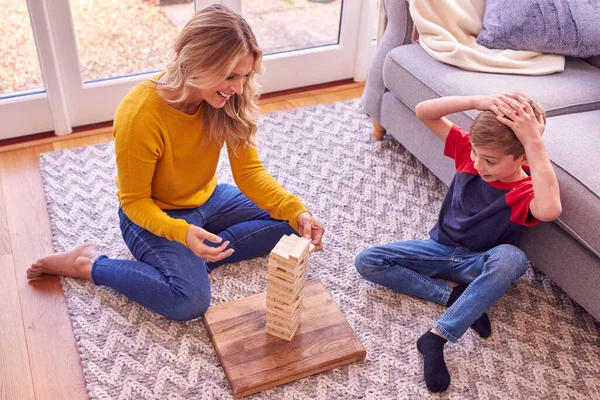 Mãe Filho Casa Jogando Jogo Empilhamento Equilibrando Blocos Madeira Juntos — Fotografia de Stock