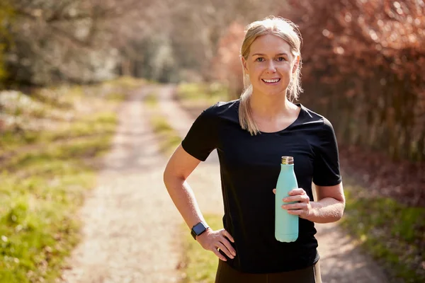 Portrait Woman Water Bottle Autumn Countryside Run Improve Mental Health — Stockfoto