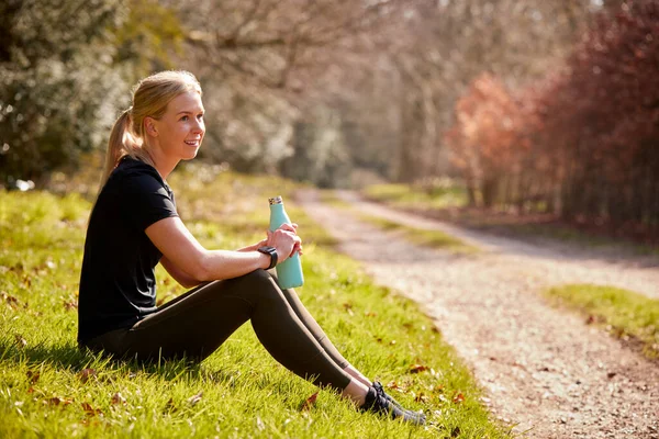 Mujer Con Botella Agua Descansando Por Pista Campo Otoño Carrera —  Fotos de Stock