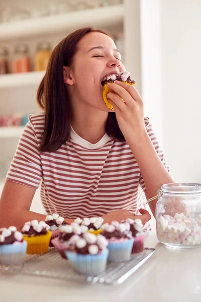 Teenage Girl Enjoying Eating Chocolate Cupcakes Kitchen Home — Foto Stock