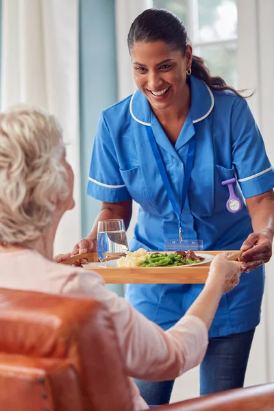 Trabajadora Cuidado Femenino Uniforme Llevando Comida Bandeja Una Mujer Mayor — Foto de Stock