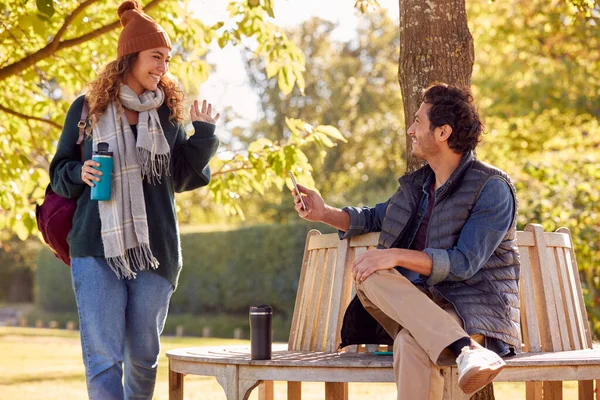 Smiling Couple Man Sitting Bench Autumn Park Greeting Each Other — Stok fotoğraf