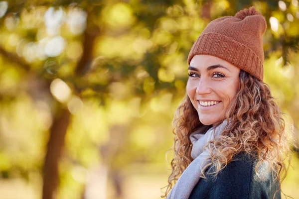 Portrait Smiling Young Woman Wearing Hat Scarf Autumn Park — Stockfoto