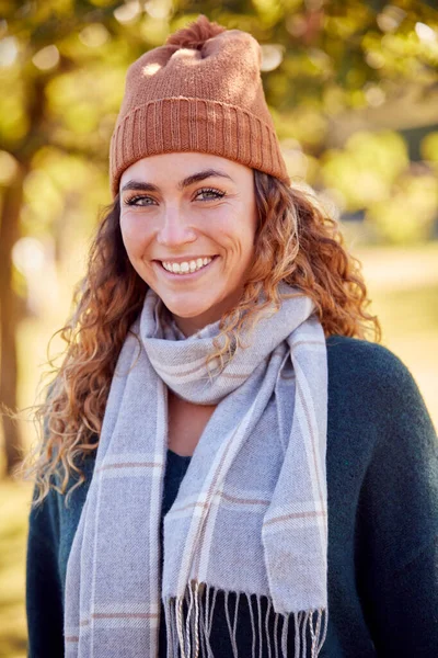 Portrait Smiling Young Woman Wearing Hat Scarf Autumn Park — Stok fotoğraf