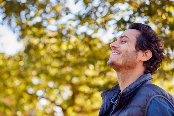 Homem Calmo Livre Relaxando Respirando Profundamente Parque Outono — Fotografia de Stock