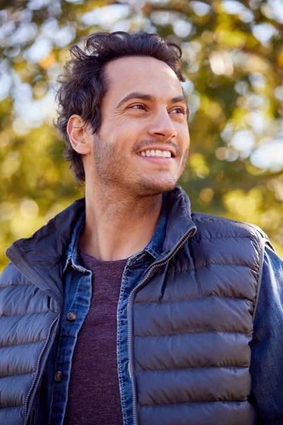 Retrato Homem Sorridente Livre Relaxando Parque Outono — Fotografia de Stock