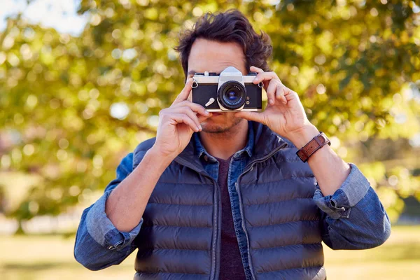 Sonbahar Kırsalında Olgun Adam Sosyal Medyaya Retro Stil Dijital Kamerayla — Stok fotoğraf