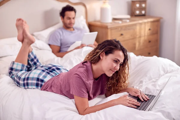 Paar Dragen Pyjama Liggend Bed Thuis Met Vrouw Met Behulp — Stockfoto