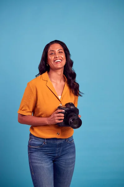 Stüdyoda Mavi Arkaplanda Kameralı Olgun Kadın Fotoğrafçının Portresi — Stok fotoğraf