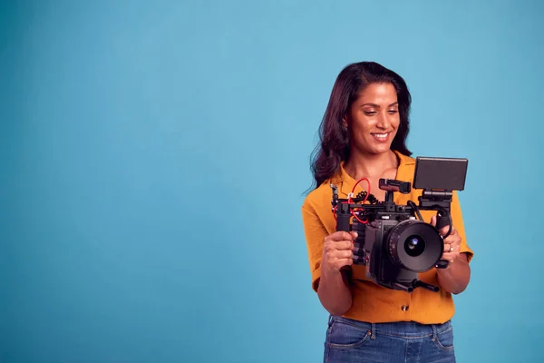 Maduro Videógrafo Feminino Com Câmera Filmando Vídeo Contra Fundo Azul — Fotografia de Stock