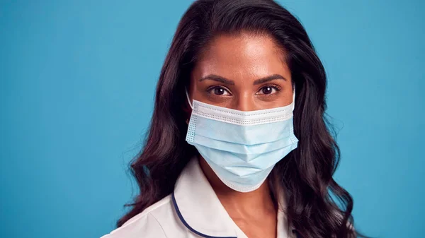 Close Female Mature Nurse Uniform Wearing Face Mask Front Blue — Foto Stock