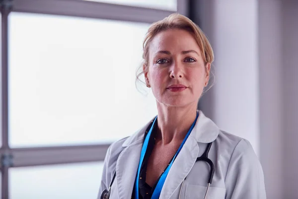 Portrait Mature Female Doctor Wearing White Coat Hospital — Fotografia de Stock