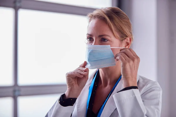 Mature Female Doctor Wearing White Coat Putting Face Mask Hospital — Foto Stock