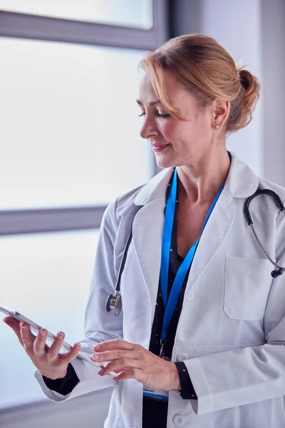 Portrait Mature Female Doctor Wearing White Coat Looking Digital Tablet — Stok fotoğraf