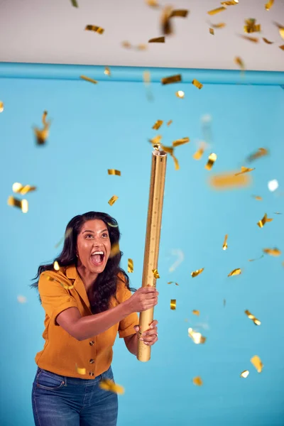 Heyecanlı Olgun Kadın Mavi Arkaplana Karşı Stüdyoda Altın Konfeti Canon — Stok fotoğraf