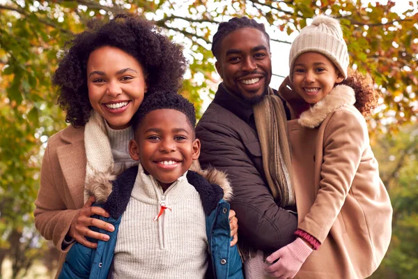 Porträtt Leende Familj Vandring Genom Landet Mot Höst Träd — Stockfoto