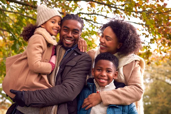 Porträtt Leende Familj Vandring Genom Landet Mot Höst Träd — Stockfoto