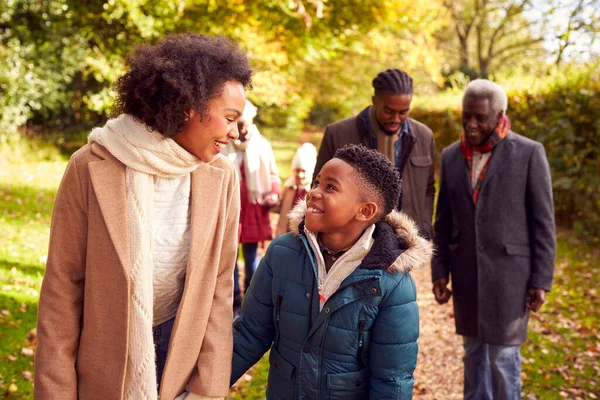 Gülümseyen Çok Nesilli Aile Sonbahar Kırsalında Birlikte Yürüyerek Eğleniyor — Stok fotoğraf