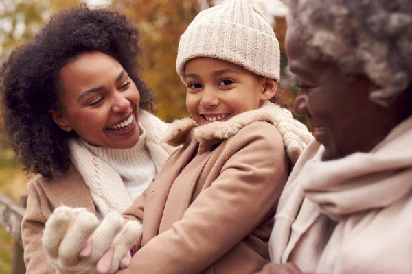 Flera Generationer Kvinnliga Familjer Står Vid Porten Promenad Genom Hösten — Stockfoto